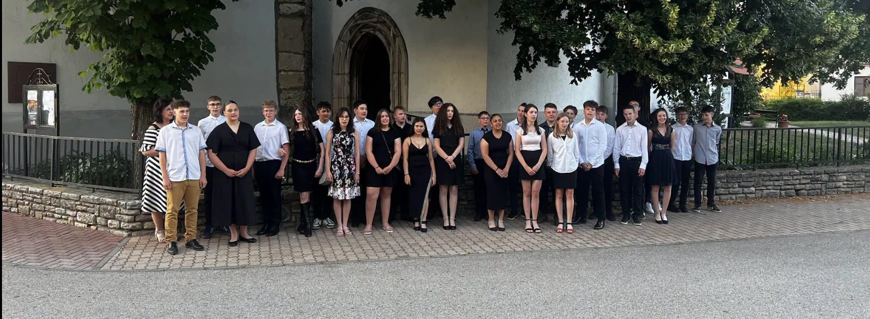 Ballagó nyolcadikosok és tanáraik a templom előtt